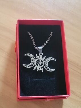 🌹New🌹Stainless Steel  Triple Moon Pendant Necklace -